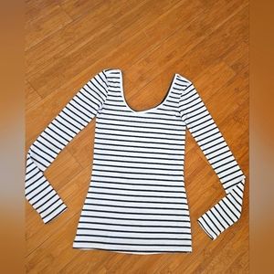 NOLLIE WOMEN'S XS WHITE W/BLACK STRIPES. EXCELLENT CONDITION. MEASUREMENTS.